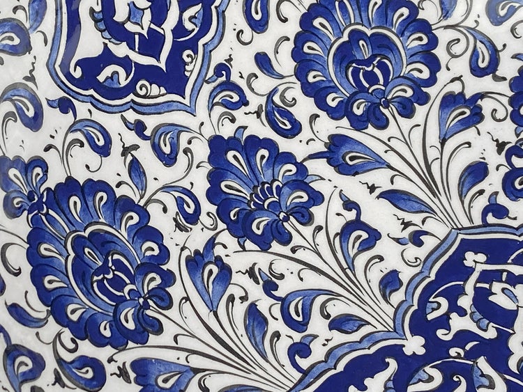 Detailansicht einer Fliese mit floralem Muster