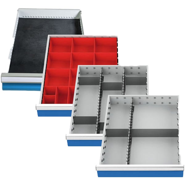 Eine Hand setzt ein Trennblech aus Metall in die Einteilung einer Schublade für einen Werkzeugschrank ein.