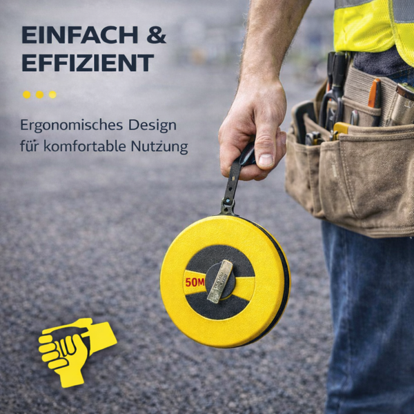 Handwerker hält ein ergonomisches 50 Meter Maßband an einer Trageschlaufe, Werkzeuggürtel im Hintergrund.