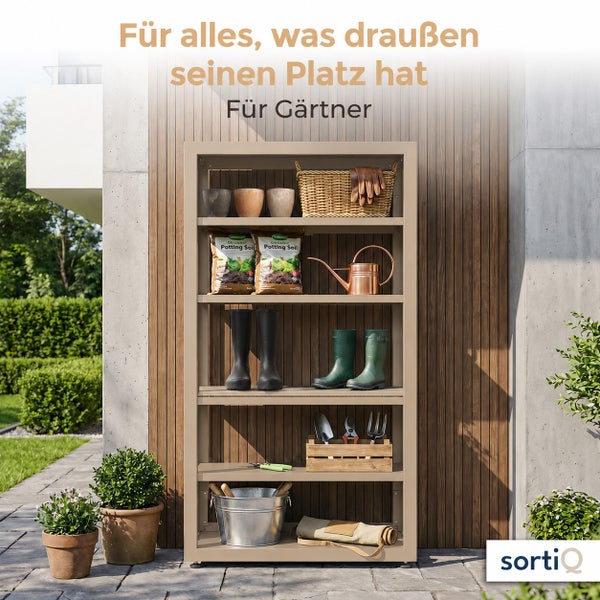 Ein hohes Gartenregal aus Metall auf einer Terrasse befüllt mit Pflanztöpfen Gießkanne Gummistiefeln und Gartengeräten SortiQ Logo