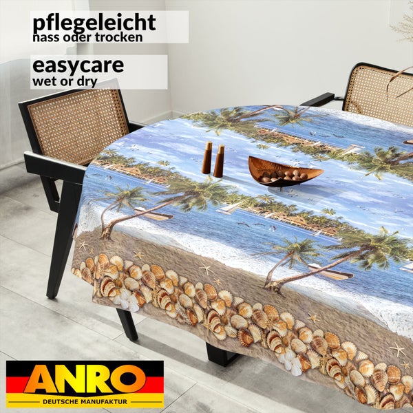 Runde pflegeleichte Tischdecke mit Strandmotiv, Palmen und Muscheln auf einem Esstisch mit Stühlen. ANRO Logo.