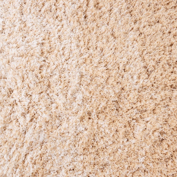 Detailansicht eines beigen Hochflorteppichs