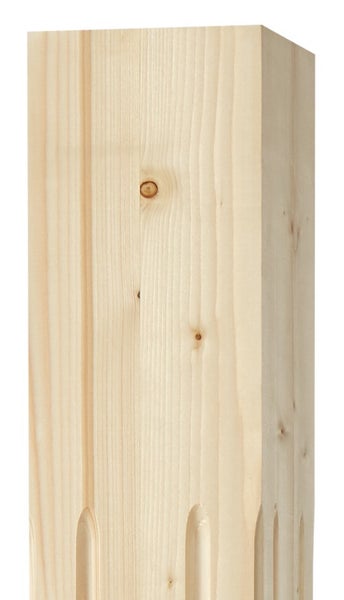 Holzpfosten mit natürlicher Maserung, Astlöchern und dekorativen Längsfräsungen im unteren Bereich.