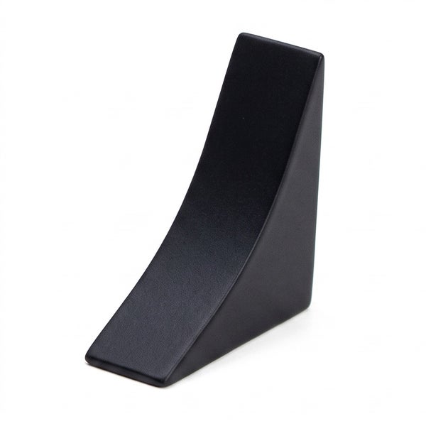 Ein dreieckiger Möbelfuß oder Eckschutz aus Metall in minimalistischem Design.