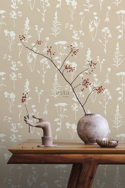 Dekoratives Interieur mit Blumentapete, Holztisch, Vase und Handskulptur für ein stilvolles Ambiente.