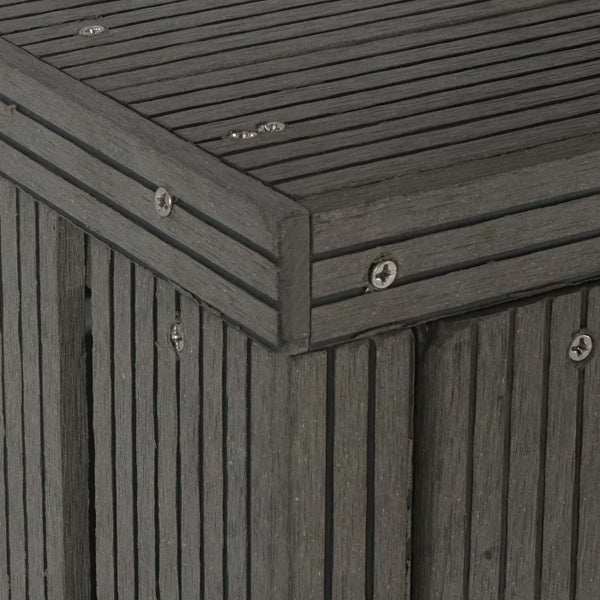Detailansicht einer Box aus Kunststoffplanken mit Schrauben