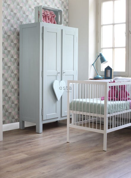 Kinderzimmer mit Kleiderschrank, Kinderbett und Dekorationsartikeln für eine gemütliche Atmosphäre