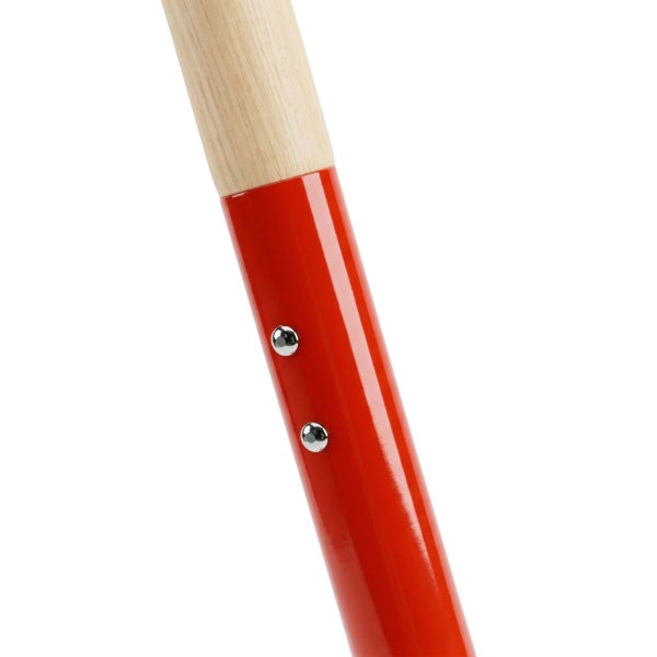 Nahaufnahme eines Holzstiels, der in einer roten Metallhülse mit zwei Nieten befestigt ist.