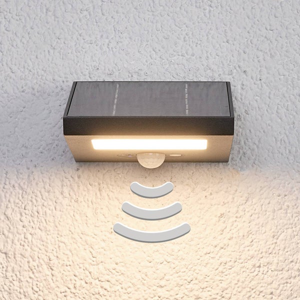 Solar-LED-Außenwandleuchte mit Bewegungsmelder, Lichtstrahl nach unten und Symbol für Bewegungserkennung.