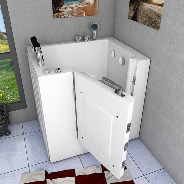 Begehbare Badewanne mit offener Tür in einem Badezimmer