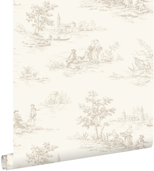 Vliestapete mit Toile-de-Jouy-Muster, das klassische ländliche Szenen mit Menschen, Architektur und Bäumen in einer weitläufigen Landschaft zeigt.