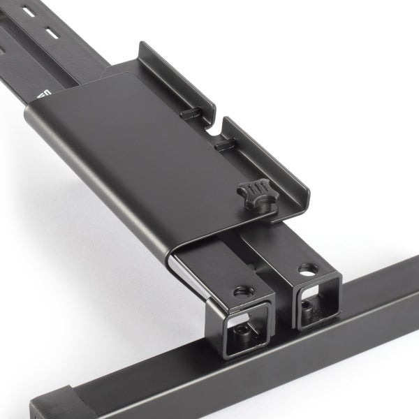 Detail einer schwarzen Metallhalterung für ein Maschinengestell mit Feststellschraube.