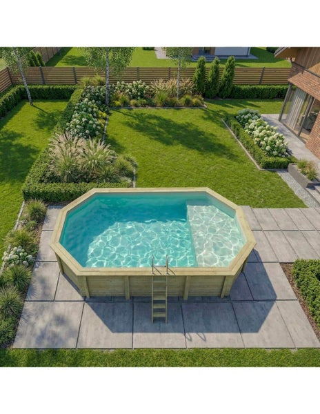 Holzpool mit Leiter in einem Garten