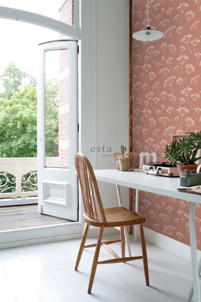 Dekorative Szene mit blumiger Tapete, Schreibtisch und Holzstuhl in einem hellen Raum.