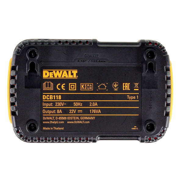 Unterseite eines DeWALT Akku-Ladegeräts Typ DCB118 mit technischen Daten, Sicherheitskennzeichen und DeWALT Logo.