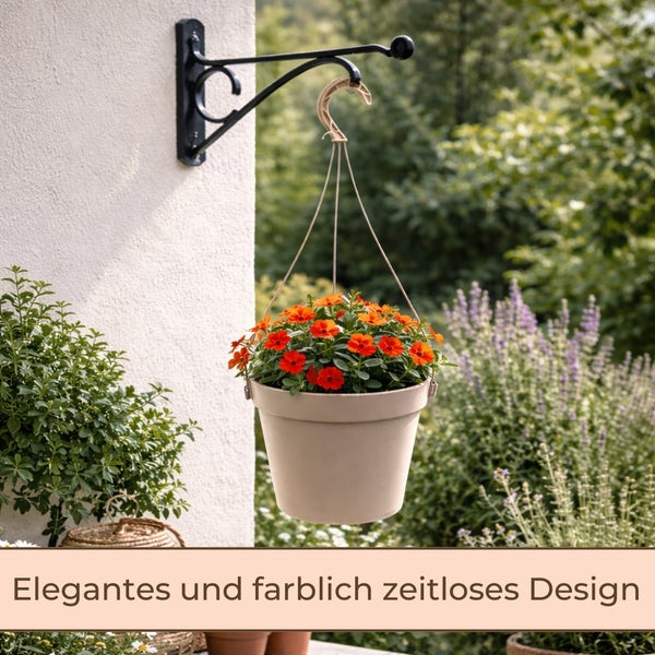 Hängender Blumentopf mit orangefarbenen Blumen an einer schwarzen Wandhalterung aus Metall im Garten.