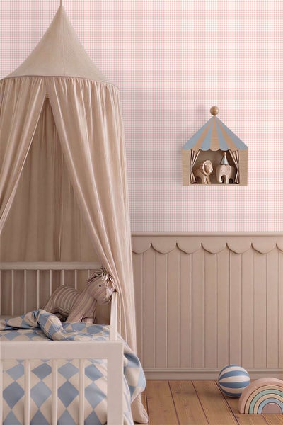 Kinderzimmer mit karierter Tapete, weißem Gitterbett, Baldachin, Zirkus Zelt Wandregal mit Tierfiguren und Holzvertäfelung an der Wand.