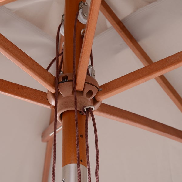 Detailansicht eines Sonnenschirms aus Holz mit Mittelmast, Streben und Seilzugsystem.