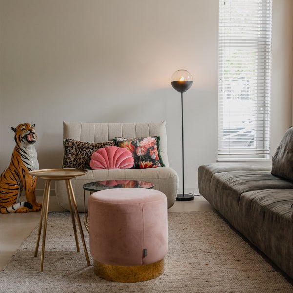 Wohnzimmer mit Sessel, Sofa, Stehlampe, Teppich, Tisch und Tigerfigur