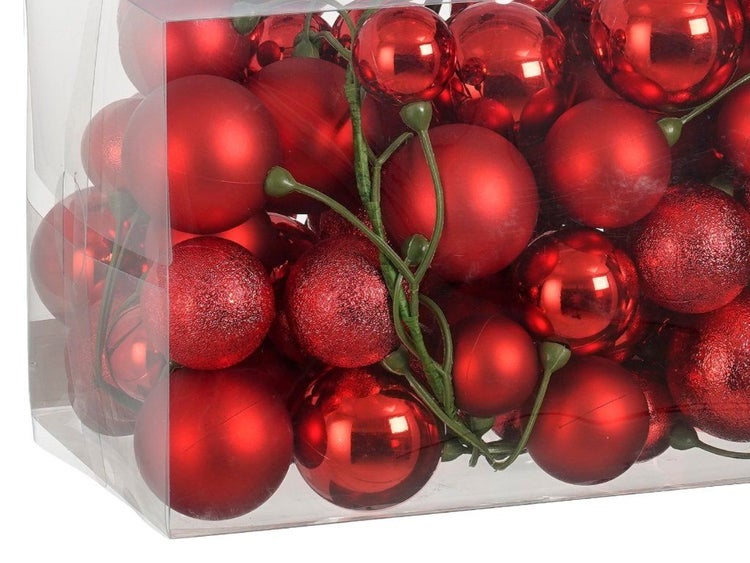 Set aus Christbaumkugeln in verschiedenen Oberflächenstrukturen in einer transparenten Verpackung für die Weihnachtsdekoration.