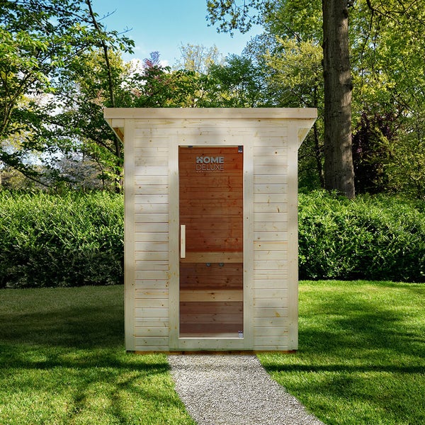 Gartensauna aus Holz mit Glastür im grünen Garten mit Kieselsteinweg.