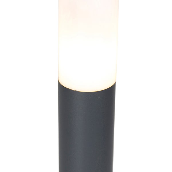 Nahaufnahme einer zylindrischen Außenleuchte mit dunkelgrauem Metallsockel und beleuchtetem weißen Diffusor.