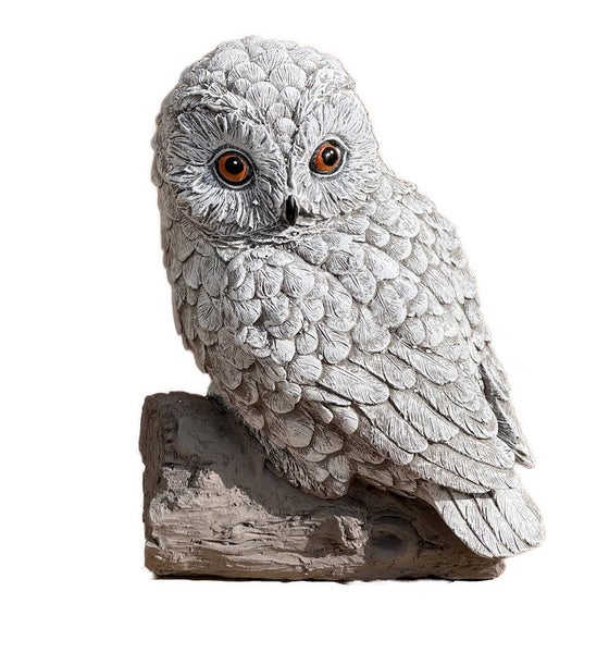 Detaillierte Gartenfigur einer Eule aus Kunststein sitzend auf einem Baumstamm zur Dekoration im Außenbereich