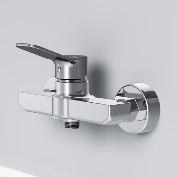 Einhand-Brausearmatur für Wandmontage aus verchromtem Metall in modernem Design mit eckigen Formen.