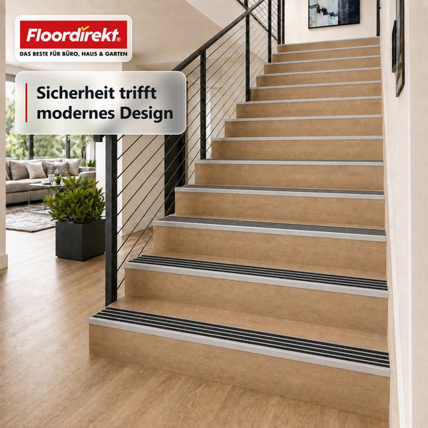 Holzoptik Treppe mit Metall Treppenkantenprofilen und rutschhemmenden Einlagen im modernen Wohnbereich mit offener Treppenkonstruktion.