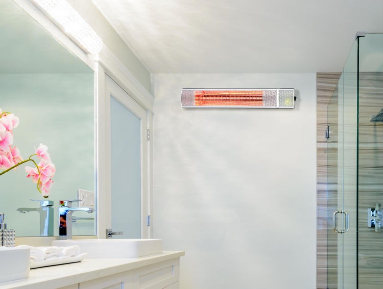 Badezimmer mit Waschbecken, Spiegel und Infrarotstrahler