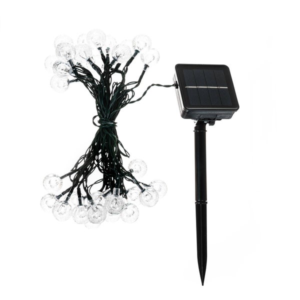Solar-Lichterkette mit LED-Kugeln in Blasenoptik, dunkelgrünem Kabel und Solarpanel mit Erdspieß.