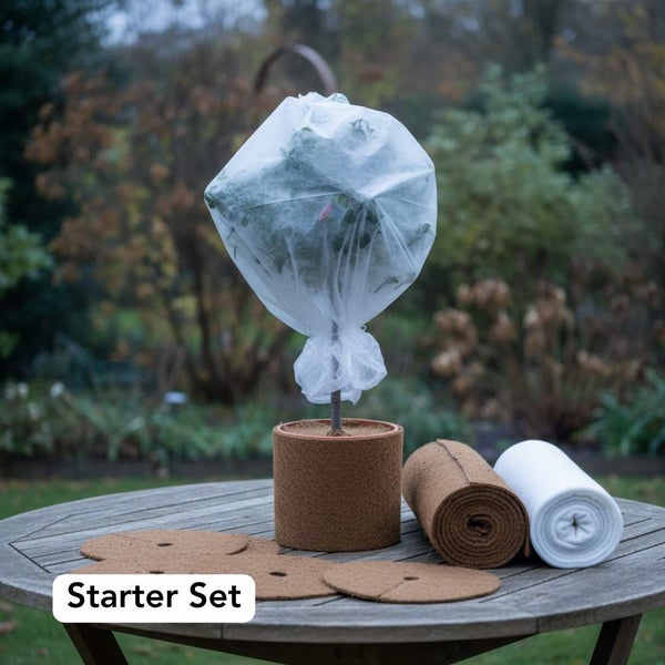 Winterschutz Starterset für Pflanzen mit Vlieshaube, Kokosmatte und Kokosvlies auf dem Gartentisch.
