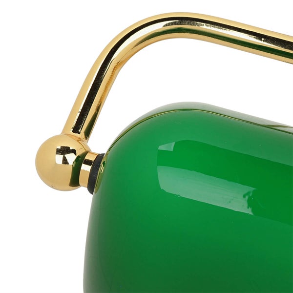 Detailansicht einer Tischleuchte mit grünem Schirm und goldfarbenem Gestell
