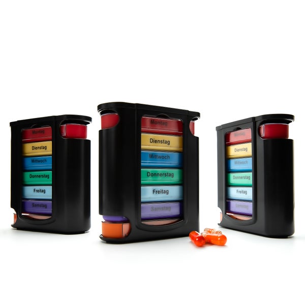 Drei Dosierspender für Medikamente mit Tagesbeschriftung