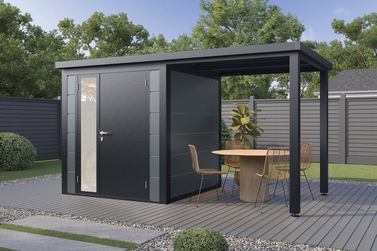 Modernes Gartenhaus mit integriertem überdachtem Sitzbereich auf einer Terrasse mit Tisch und vier Stühlen im Garten.