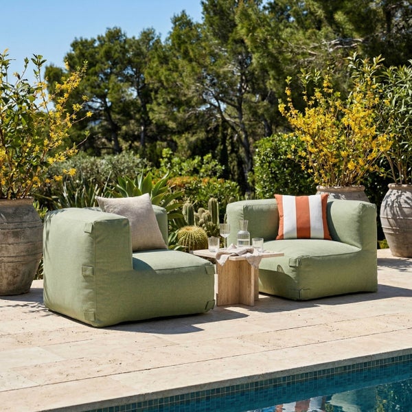 Gartenstuhl aus Metall mit Querstreben in Hellblau.