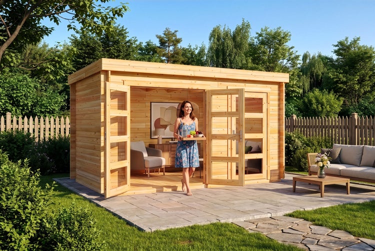 Modernes Gartenhaus aus Holz mit Flachdach und Doppeltür auf einer Terrasse in einem hellen Garten mit Holzzaun und Gartenmöbeln.