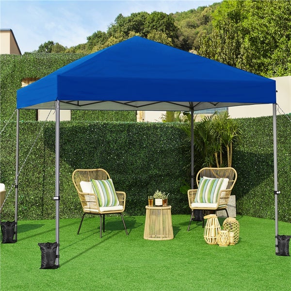 Blauer Pavillon mit Stühlen und Tisch im Garten