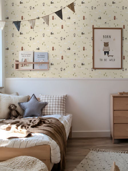 Hell eingerichtetes Schlafzimmer mit Tapete im Wildblumenmuster, Bett mit Kopfteil aus Wiener Geflecht und weißem Nachttisch vor Holzpaneelen.