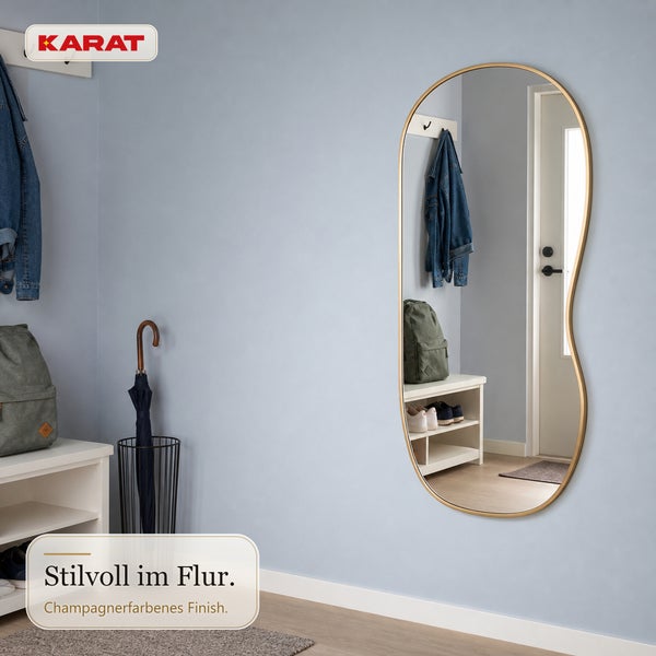 Karat Logo, organischer Wandspiegel mit metallischem Rahmen in Flur, moderne Dekoration.