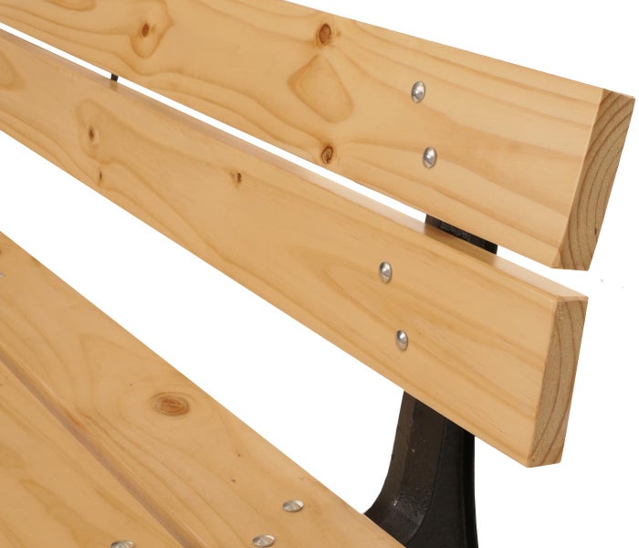 Detailansicht einer Parkbank mit Holzlatten und Metallgestell