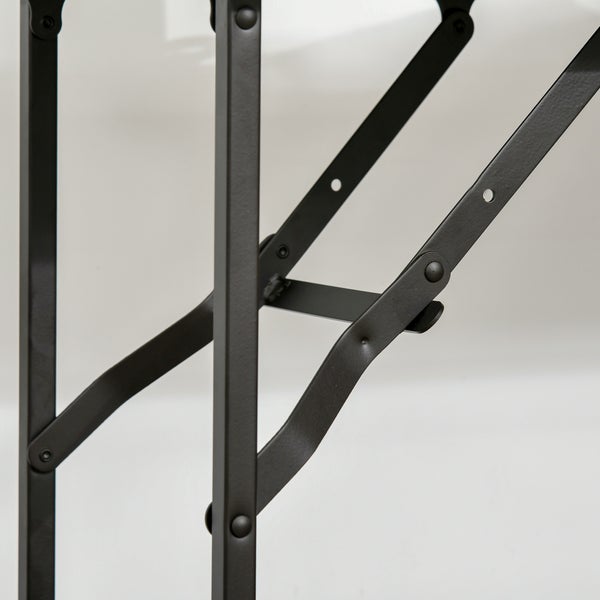 Detailansicht des Untergestells eines Klapptisches aus Metall