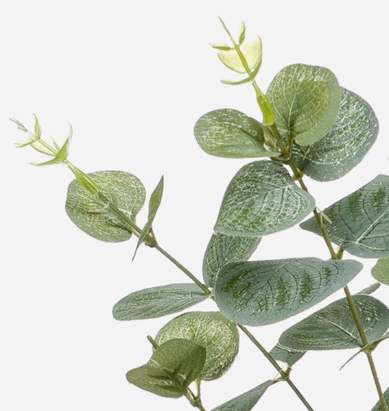 Künstlicher Eukalyptuszweig mit grünen, ovalen Blättern und feinen Adern.