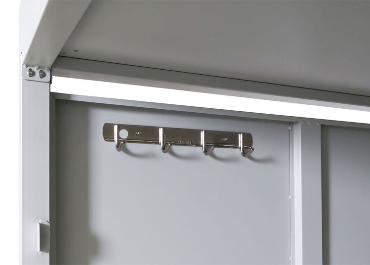 Hakenleiste aus Edelstahl mit vier Haken montiert an einer Metallwand in einem Gerätehaus.