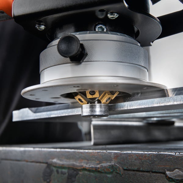 Detailansicht einer Blechbearbeitungsmaschine beim Stanzen von Metall