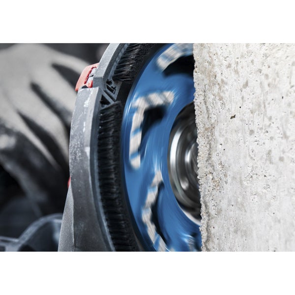 Ein Bauarbeiter glättet eine Betonwand mit einer Betonschleifmaschine.