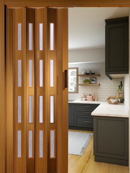 Holz Schiebetür mit Glaseinsätzen und Blick in eine helle Küche
