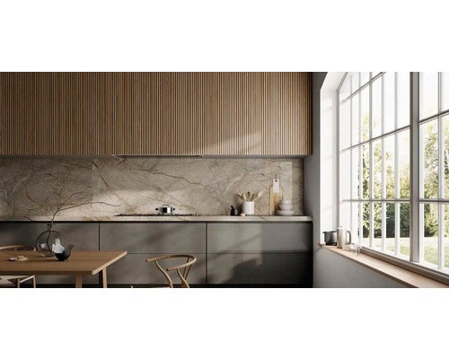 Moderne Küche mit Küchenschränken, Arbeitsplatte und Esstisch