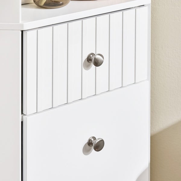Detailansicht eines weißen Kommodenschranks mit zwei Schubladen und silberfarbenen Knöpfen
