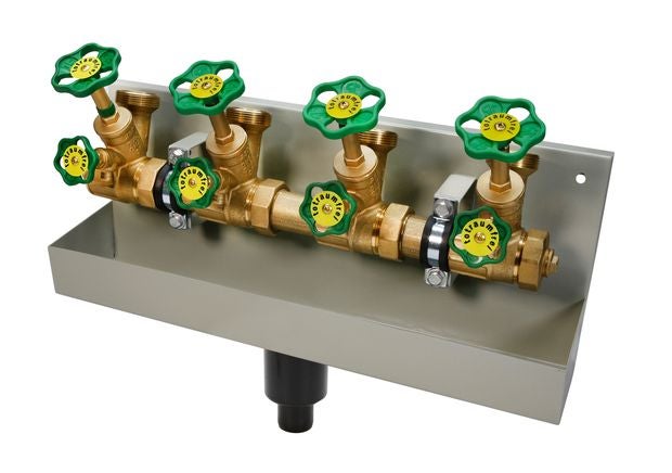 Messing-Verteilerstation mit vier Ventilen, grünen Handrädern, Edelstahl-Wandhalterung, integrierter Auffangwanne und schwarzem Ablauf.